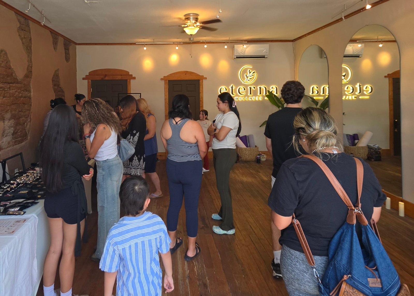 Un grupo reunido dentro del estudio Eterna Wellness en Truth or Consequences, Nuevo México